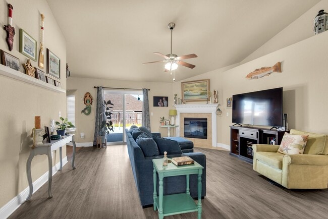 Building Photo - Splash in with a4/2 pool home in Holly-Cli...