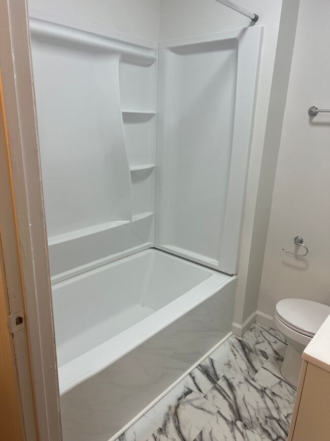 Building Photo - 1 month free with 13 month lease- East Nas...