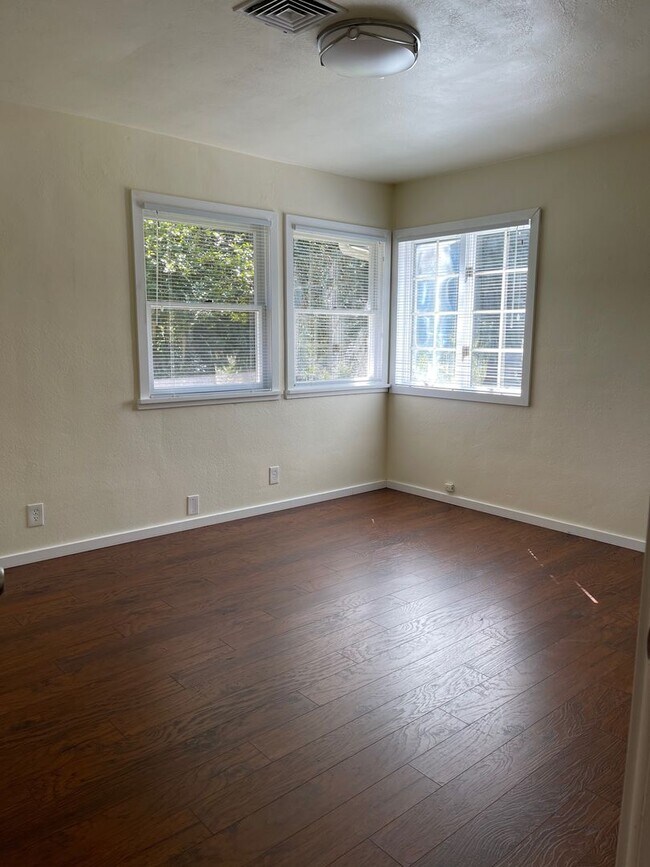 Building Photo - PROD3327