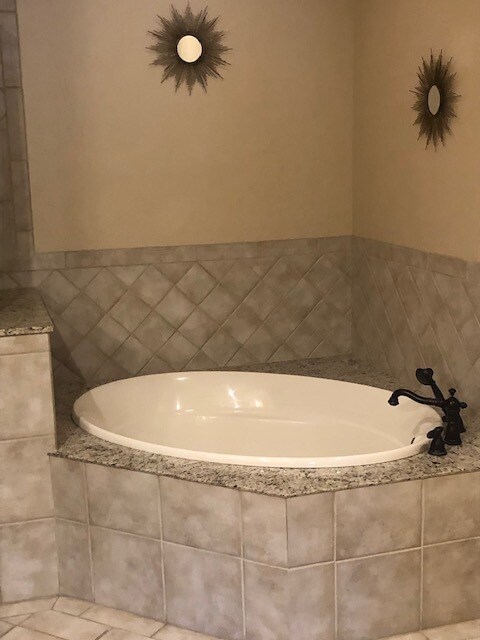 Condo MB tub - 2056 W Bellerive Ln