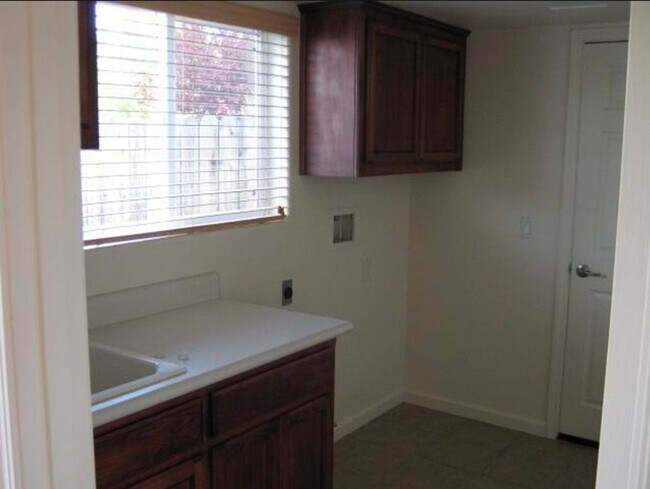 Building Photo - Large 2 story 3 bedroom home