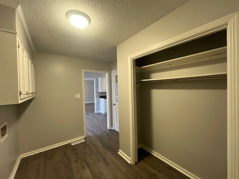 Building Photo - 102 Commanche Trl