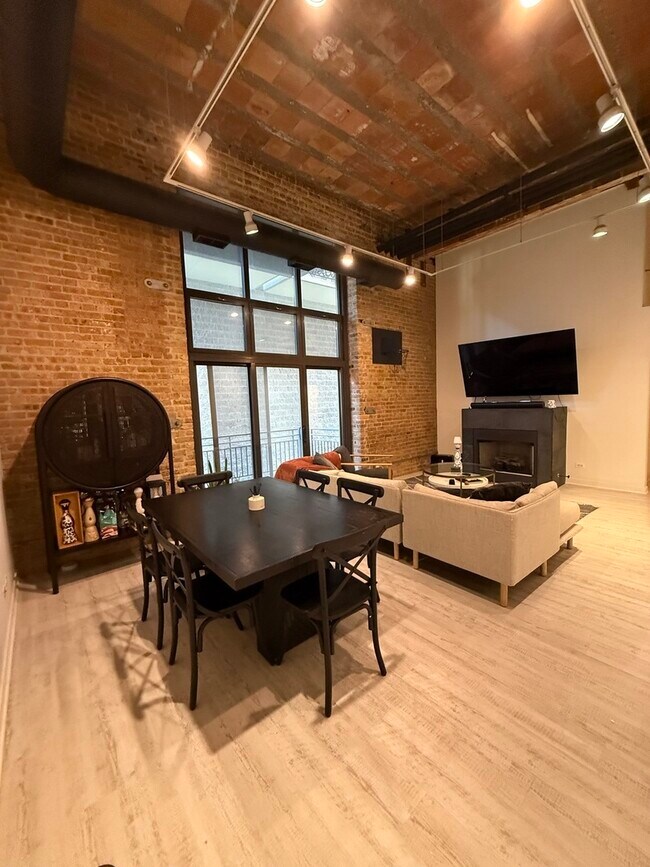 Building Photo - 222 S Racine Ave
