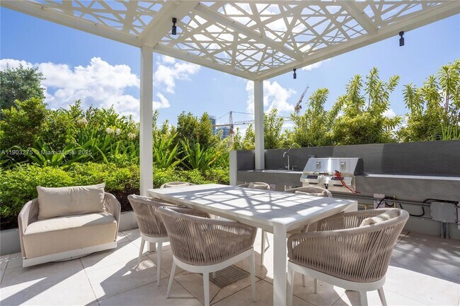 Building Photo - 580 72nd St