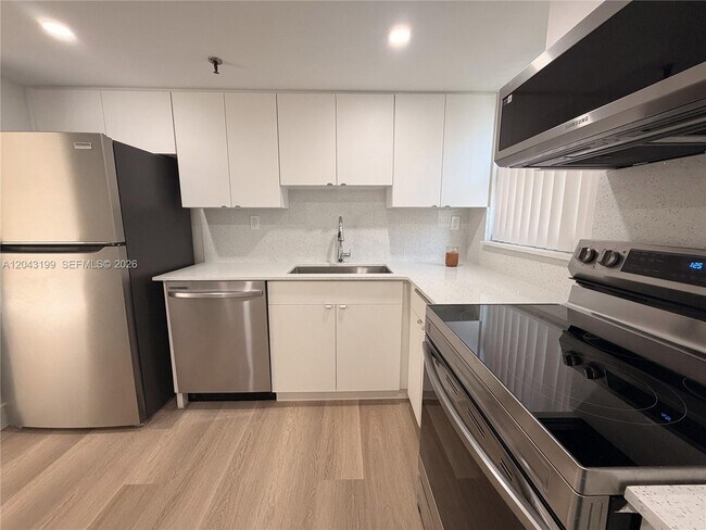 Building Photo - 2625 Collins Ave