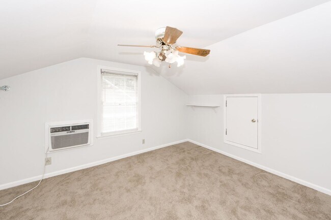 Building Photo - 3 Bedroom 2 Bath Home in Briarwood - Summe...