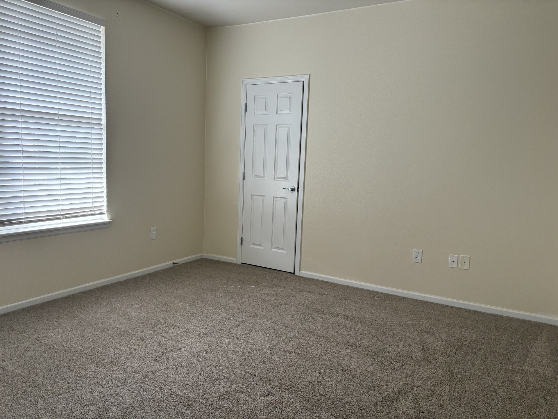 second bedroom with walk-in closet - 3875 S Dayton St