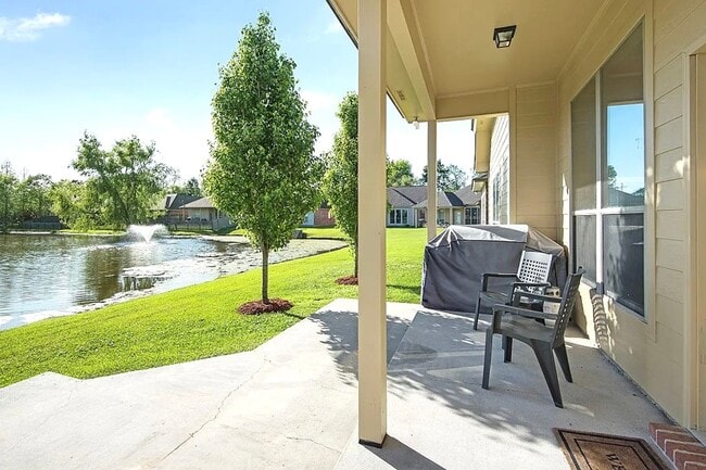 Building Photo - Lakefront Charm Near LSU – 3 Bed, 2 Bath w...