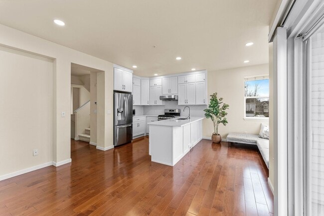 Building Photo - Spacious Townhome in Bellevue College Neig...