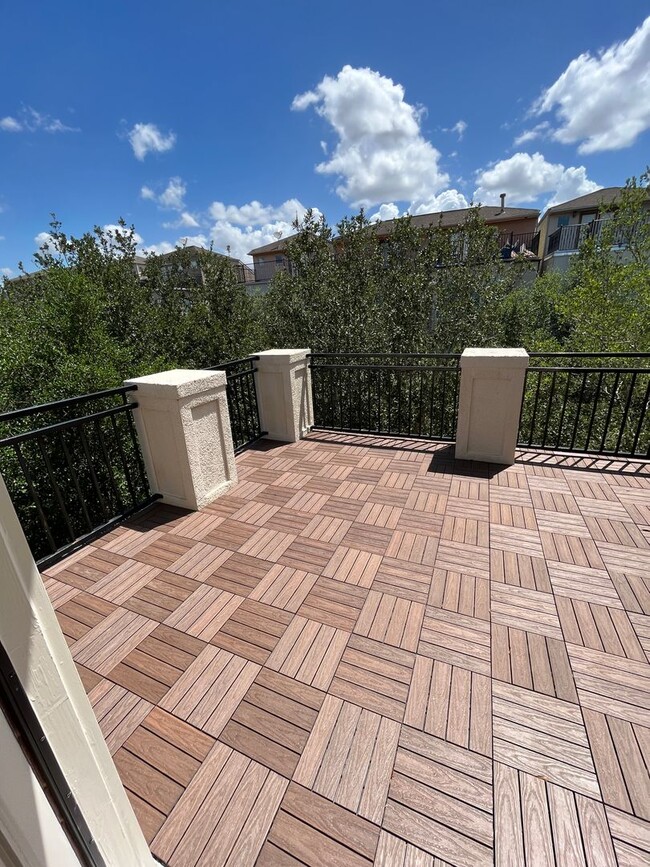 Building Photo - Wonderful 4/3.5 Townhome