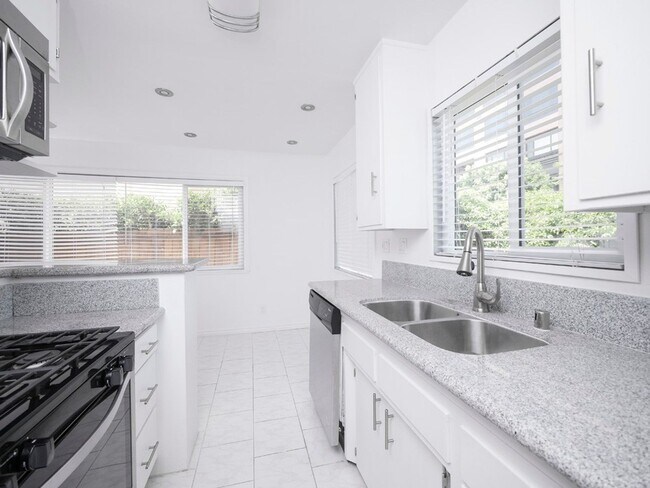 Interior Photo - 1215 Granville Ave