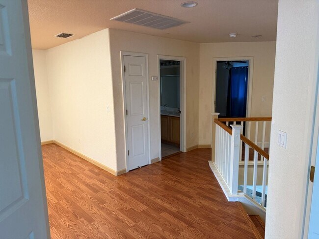 Building Photo - Modern 4 Bedroom w/ Loft Stonegate Area Vacaville *Star Rentals