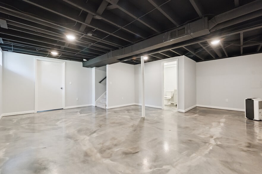 Building Photo - 2301 W 73rd St