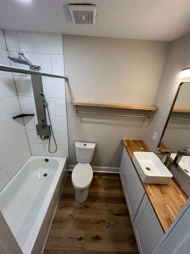 Building Photo - For Lease - 2 Bed, 2 Bath, 929sqft Unit in Hermitage!