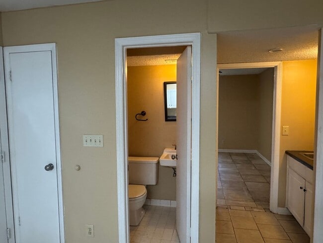 Building Photo - Large Townhome