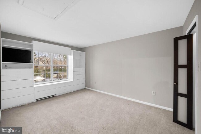 Building Photo - 10129 Green Holly Terrace