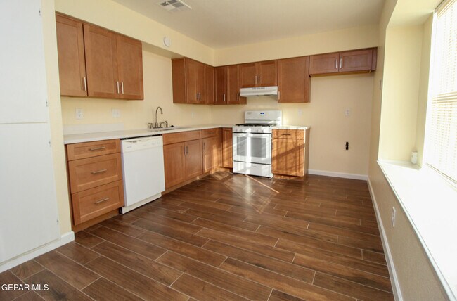 Building Photo - 1808 Dean Martin Dr