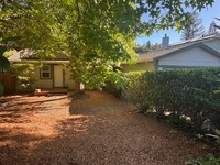 Building Photo - 3 bedroom 2 bath Home with Vaulted Ceiling...