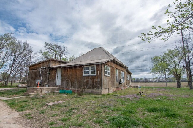 Building Photo - Charming 2-Bedroom 1-Bath + Bonus Room Farmhouse