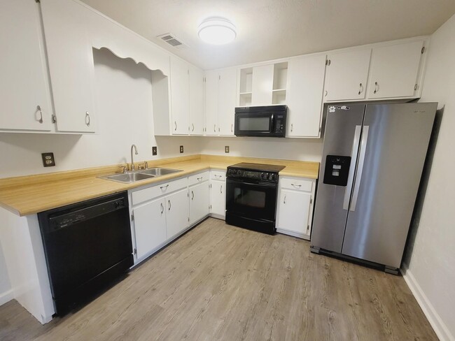 Building Photo - 2136 Little River Ln