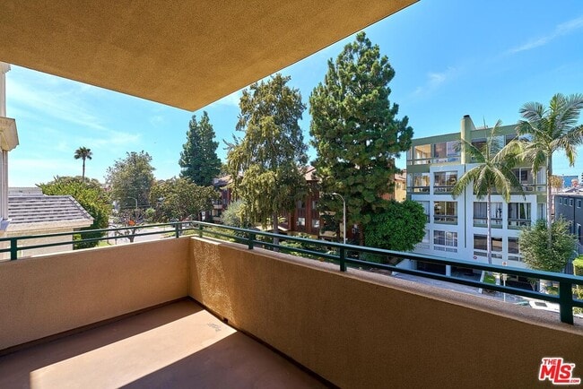Building Photo - 2230 S Bentley Ave