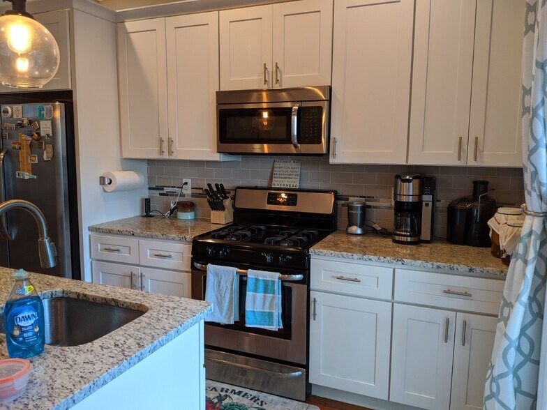 Building Photo - 624 Dudley St