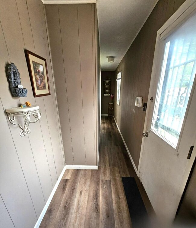 Building Photo - 454 S Des Plaines St