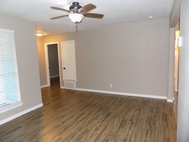 Building Photo - 404 Nell Deane Blvd