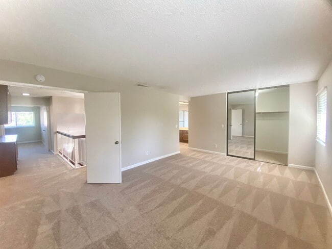 Building Photo - Large 5-bedroom 3-bathroom Home in Union C...