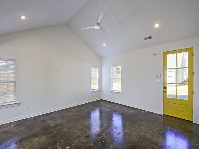 Building Photo - 4 Bedroom, 2 bath near University of Memphis built in 2020