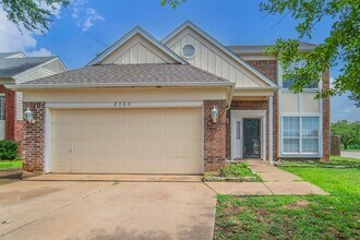 Building Photo - Spacious 4-Bedroom Home Across from the Pa...