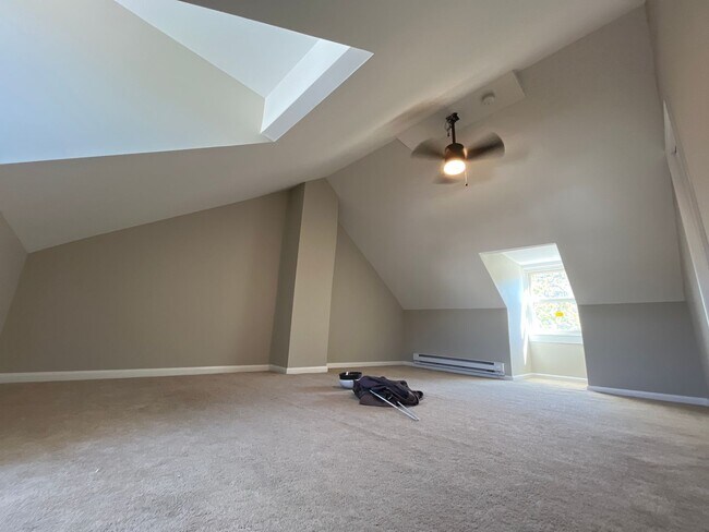 Building Photo - Move-in ready and well-maintained, this 4-...