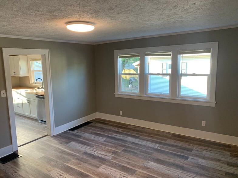 Dining Room - 1122 S Webster St