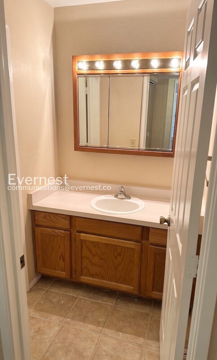 Building Photo - 6655 N Canyon Crest Dr