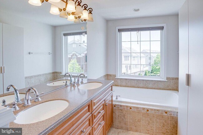 Building Photo - 14633 Weeburn Way