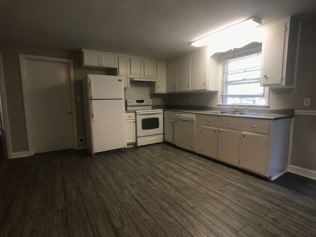 Building Photo - Spacious 3 Bed 1.5 Bath Home Near Hunter & Armstrong – No Deposit Special!