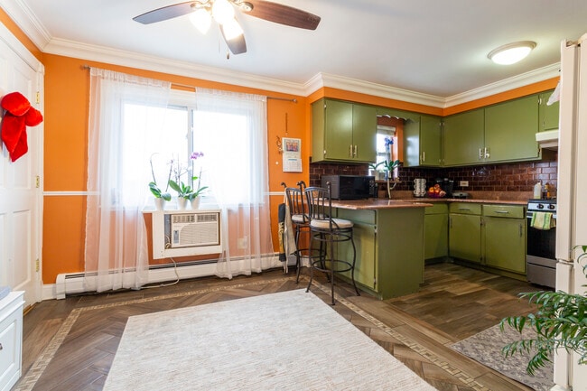 Building Photo - 2440 River Rd