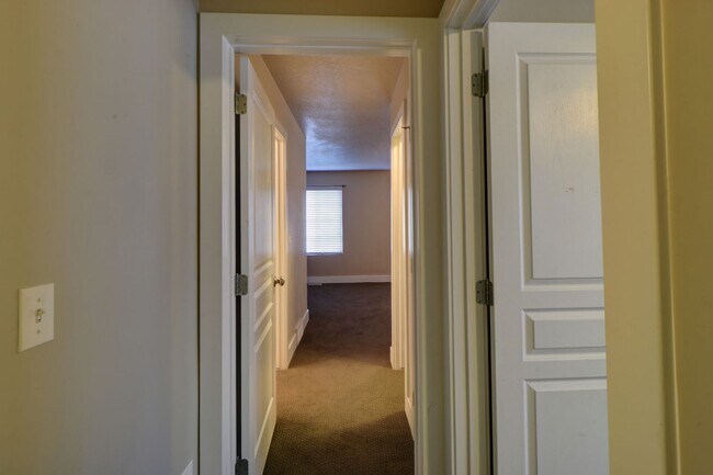Building Photo - 3 bedroom Ivory Ridge Townhome