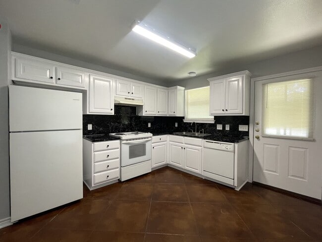 Building Photo - 203 Memory Ln