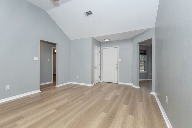 Building Photo - Freshly Renovated Rental Property