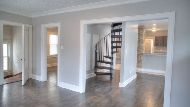 Building Photo - Murray Upper Flat