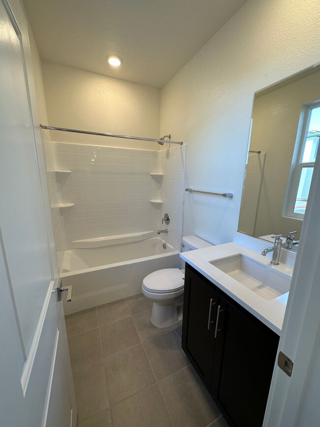 Building Photo - Beautiful 4 Bedroom / 3 Bath River Islands...