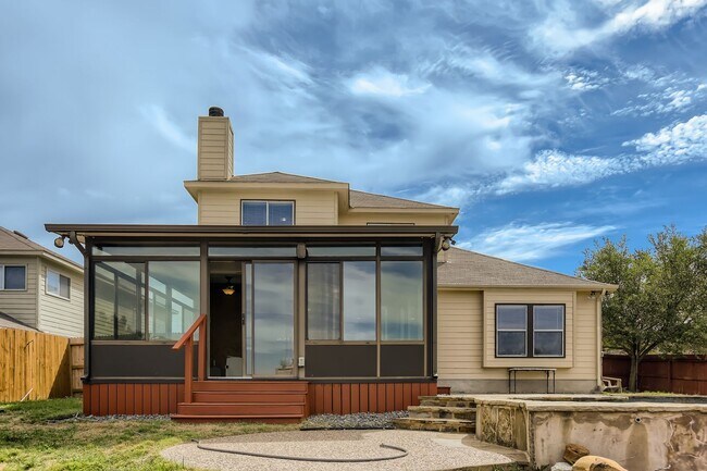 Building Photo - Large Home with Gorgeous Pool & Sunroom!!!