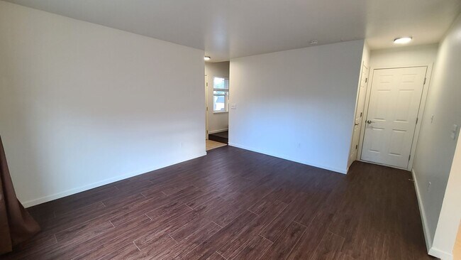 Building Photo - Quartz Ave 3plex/Ariserem-014