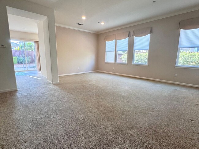 Building Photo - Beautifully Maintained Single Story 4 Bed ...