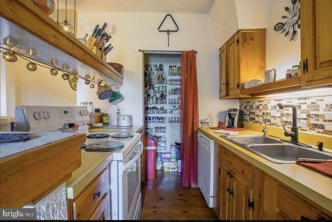 Building Photo - Nice 2 Bedroom 2 Bath Townhouse