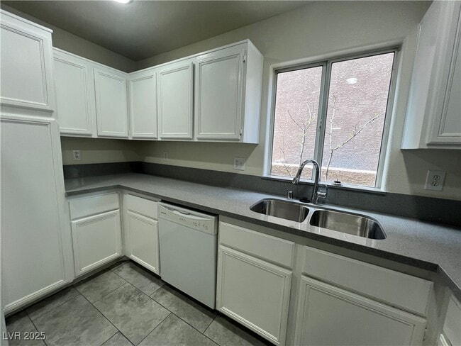 Building Photo - 5586 Lago Ct