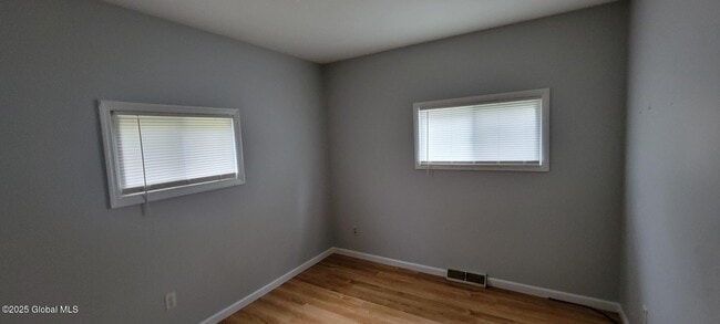 Building Photo - 3275 Maryvale Dr