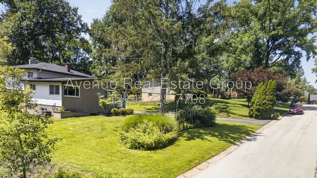 Building Photo - 6 The Knolls Ln