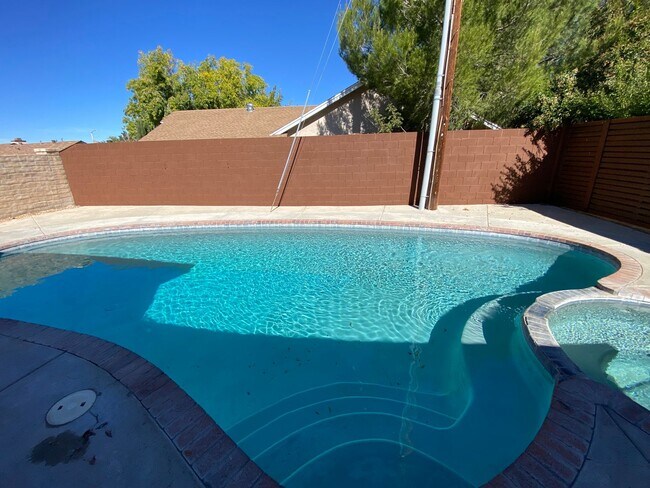 Building Photo - West Lancaster Pool Home